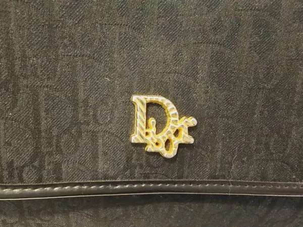 A close up of the d and s on a purse