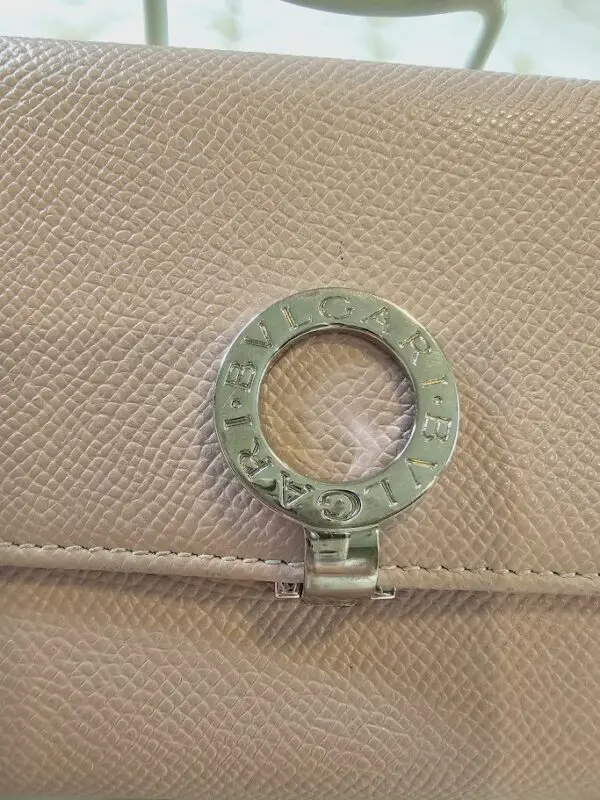 A close up of the ring on a purse