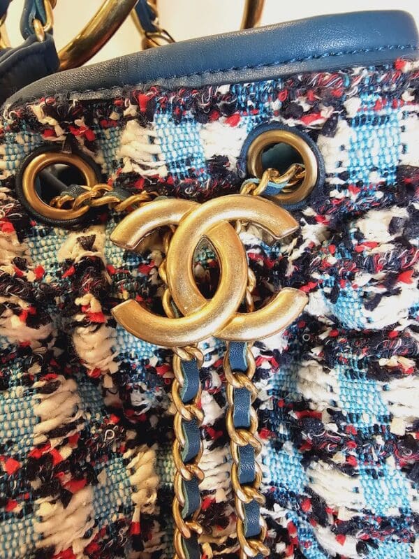 A close up of the chain on a chanel bag