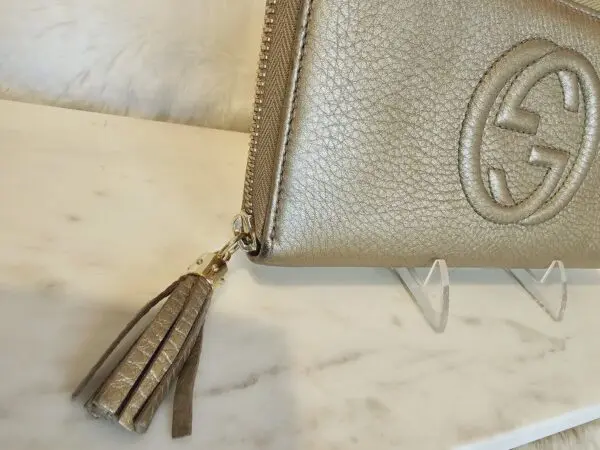 A close up of the zipper on a purse