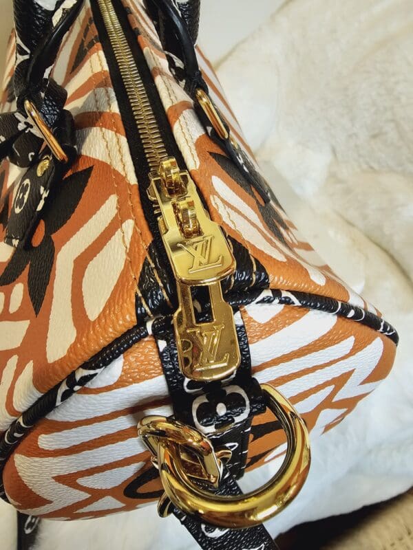 A close up of the zipper on a purse